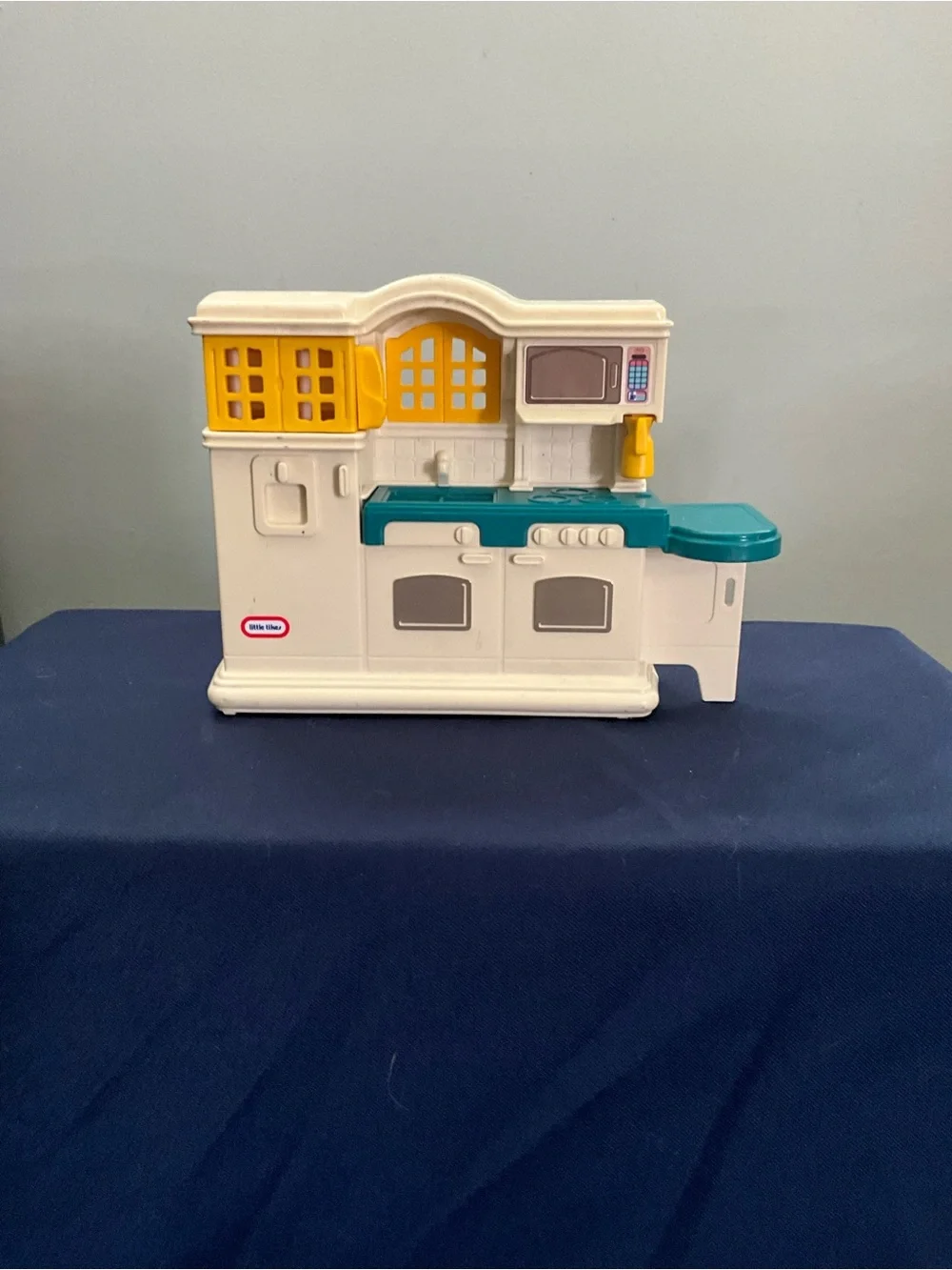 Little Tikes dollhouse White & Teal Kids Play Kitchen with Yellow Accents